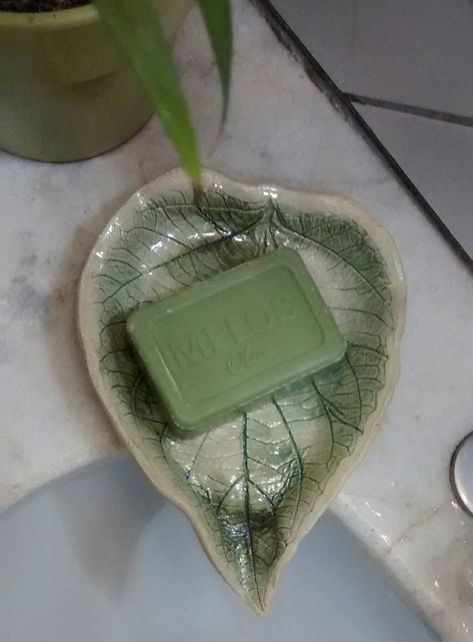 Leaf Soap Dish, Air Dry Clay Soap Dish Diy, Soap Dishes Ceramic, Soap Holder Ceramic, Air Dry Clay Soap Dish, Beginner Ceramics Projects, Utilitarian Ceramics, Clay Soap Dish, Ceramic Soap Dish