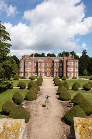 Country Estate Homes England, French Manor House, English Estates, British Nobility, English Architecture, Secluded Cabin, Country Manor, British Country, Stately Homes