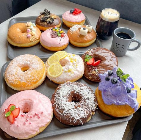 Donut Business, Glazed Sour Cream Donuts, Mini Donut Recipes, Street Food Business, Strawberry Filled Donuts, Choco Pie, Chocolate Glazed Donuts, How To Store Bread, Light Food