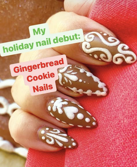 Gingerbread House Nail Designs, Christmas Nail Art Gingerbread, Gingerbread Nails Simple, Gingerbread Manicure, Gingerbread Acrylic Nails, Simple Gingerbread Nails, Cookie Nails Design, Christmas Cake Nails, Sugar Cookie Nails