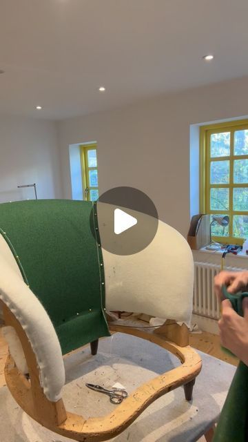 Covering Chairs, Attic Stair, Upholstered Chairs Diy, Simple Duvet Cover, Diy Cape, Diy Furniture Upholstery, Upholstery Trends, Sofa Makeover, Upholstery Ideas