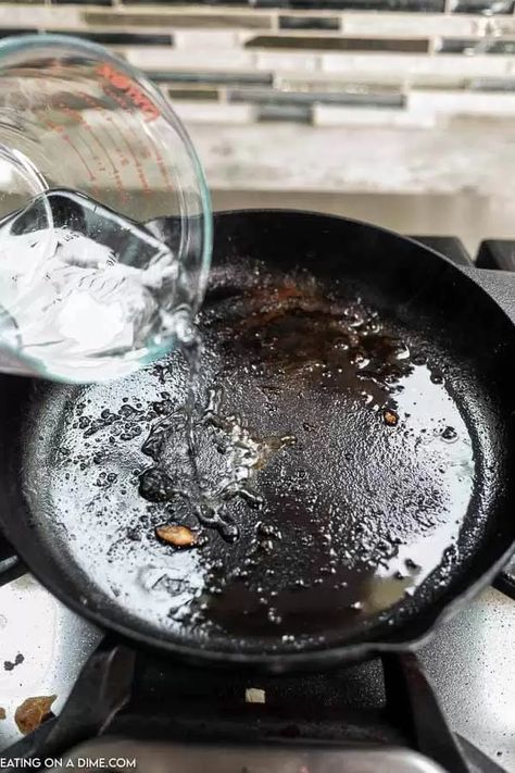 Season A Cast Iron Skillet, Rusty Cast Iron Skillet, Cleaning Cast Iron Pans, Cleaning Cast Iron Skillet, Seasoned Cast Iron Pan, Cast Iron Care, Cast Iron Pizza, Cast Iron Cleaning, Iron Skillet Recipes