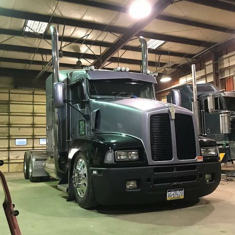 LargeCarsMafia™ on Instagram: “Sweet T600 Looking Dope Asf!🤤 #Kenworth #Largecarsmafia #Trucklife #Trucks” Kenworth T600, Kenworth T800, Best Trucks, Custom Big Rigs, Show Trucks, Trucking Companies, Built Truck, Kenworth Trucks, New Photo Download