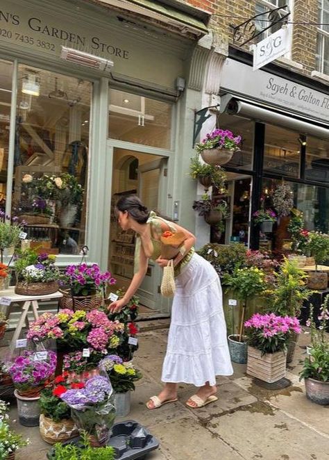 Flower Market Outfit, Mia Sayoko, Florist Outfit, Dana Core, Feed Pictures, Outside Architecture, Sunday Aesthetic, Focusing On Myself, Flowers And Coffee