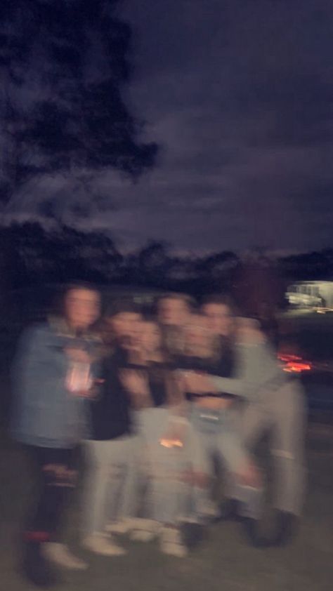 Group Of Friends Blurry Aesthetic, Blurry Aesthetic Best Friends, Friend Group Pfp Aesthetic, Blurry Friend Group Pictures, Friends Blurry Pics, Blury Pics Aesthetic Night Friends, Blurry Pictures With Friends, Lit Friend Group, Friendship Pictures Group