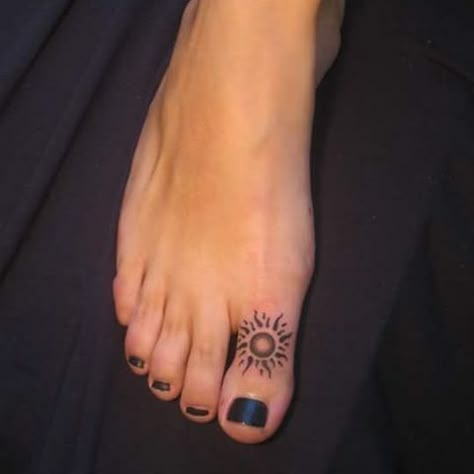 Thick Tattoos Lines, Side Of Foot Tattoo, Toe Tattoos For Women, Toe Ring Tattoos, Toe Tattoo, Tattoos Neck, Personalized Tattoos, Small Foot Tattoos, Toe Tattoos