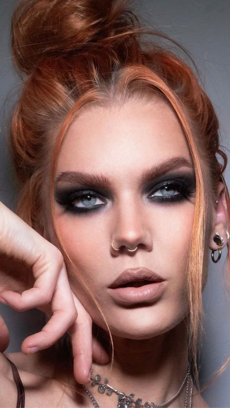 Dark Makeup Looks Grunge Smokey Eye, Grungy Eye Makeup, Grungy Makeup Look, Linda Hallberg Makeup, Grungy Makeup, Sun Kissed Skin, Musical Hair, Makeup Inspired, Linda Hallberg