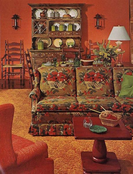 Pam Kueber's favorite "Bicentennial Chic" room from a 1970s Ethan Allen catalog. (Via Retro Renovation) Weird Couch, 70s Couch, Patterned Sofa, Sala Vintage, Early American Furniture, 1970s Home, 70s Home, 70s Decor, Retro Renovation