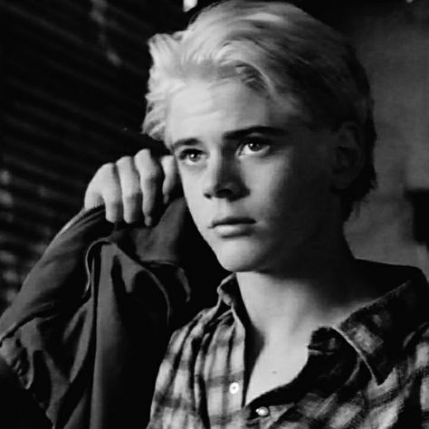 Blonde Ponyboy, Ponyboy Curtis Blonde, Ponyboy Curtis Pfp, Johnny From The Outsiders, Ponyboy Curtis Icons, Outsiders Ponyboy And Johnny, The Outsiders Ponyboy And Johnny, The Outsiders Darry And Ponyboy, Tom Howell