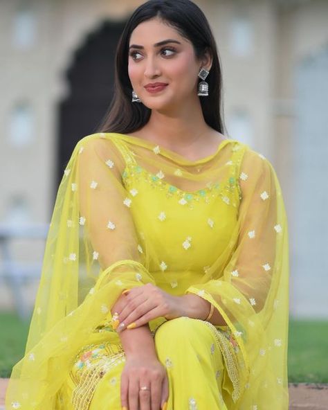 Black Dp Girl, Isha Sharma, Black Dp, Dp Girl, Yellow Outfits, Indian Wedding Photography Couples, Punjabi Fashion, Partywear Dresses