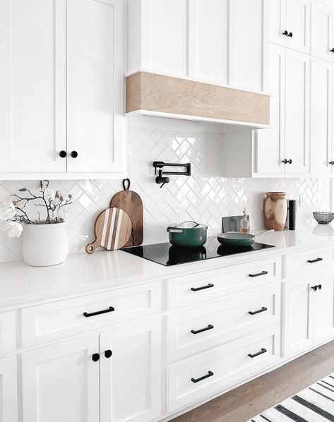 White Herringbone Backsplash, Classic White Kitchen, Herringbone Backsplash, Timeless Interior, Kitchen Backsplash Designs, All White Kitchen, White Kitchen Design, Kitchen Room Design, Kitchen Inspiration Design