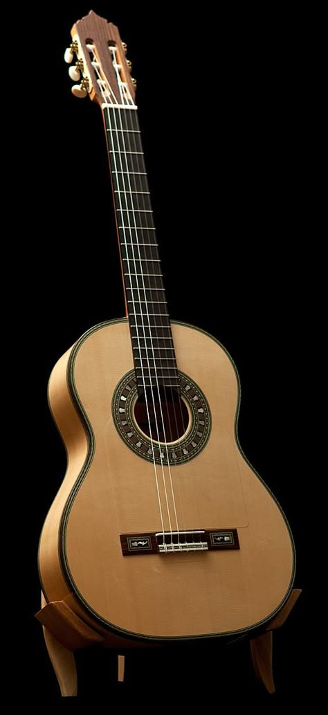 Jeronimo Maya Flamenco Guitar Especial blanca. More info: https://www.lasonanta.eu/en/guitarras-flamencas/jeronimo-maya-flamenco-guitar-especial-blanca-2013.html Flamenco Guitar, Spanish Guitar, Ukulele Tuner, Guitar Lessons Fingerpicking, Acoustic Guitar Photography, Bass Ukulele, Guitar Photos, Guitar Lessons For Beginners, Guitar Photography