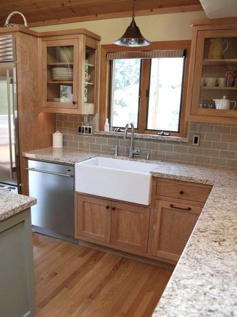 Kitchen With Wooden Cabinets, Kabinet Dapur, Craftsman Kitchen, Herringbone Backsplash, Oak Kitchen Cabinets, Farmhouse Kitchen Cabinets, Tiles Kitchen, Kitchen Paint Colors, Farm Kitchen