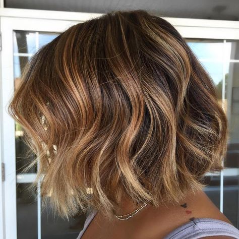 Brown Bob With Caramel And Blonde Highlights Brown Hair With Highlights And Lowlights, Beautiful Brown Hair, Hair Cuts 2017, Honey Balayage, Highlights Ideas, Brown Hair Shades, Colour Shades, Short Brown Hair, Hair Color Light Brown