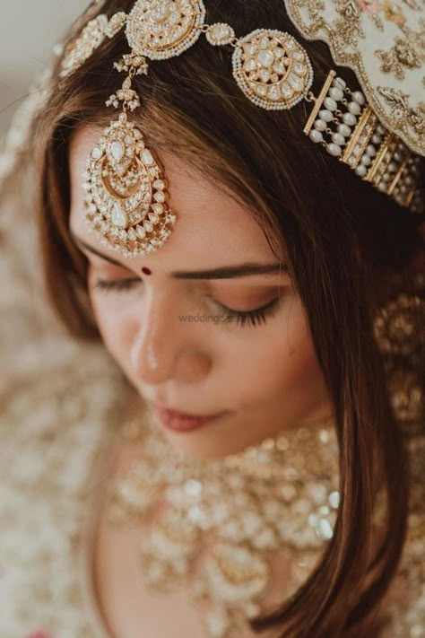 Mang Tika, Wedding Jewelry Sets Bridal Jewellery, Celebrity Bride, Indian Wedding Jewelry Sets, Bride Hairstyle, Matha Patti, Bridal Jewels, Bridal Hair Buns, Headpiece Jewelry