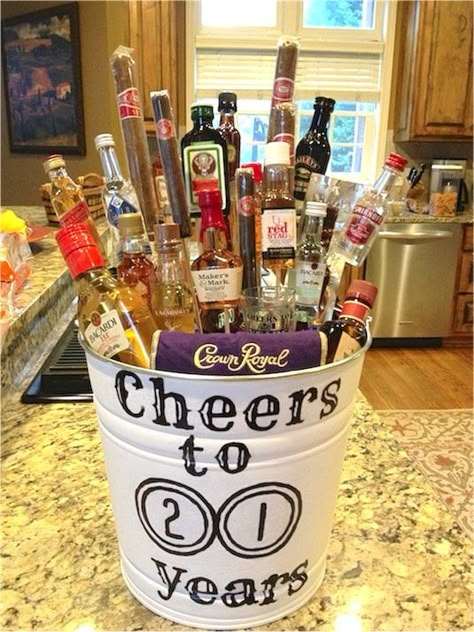 35+ Easy DIY Gift Ideas People Actually Want (for Christmas & more!) Booze Bouquet, Liquor Bouquet, 21st Bday Ideas, Mini Liquor Bottles, 21st Birthday Ideas, 21 Birthday, Easy Diy Gifts, 21st Birthday Gifts, Cheap Gifts