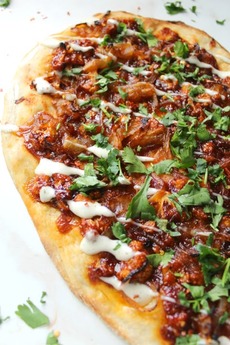 Vegan Roasted Cauliflower BBQ Pizza - This Savory Vegan Meatfree Monday, Vegan Roasted Cauliflower, Vegan Pizza Recipes, Pizza Vegetarian, Pizza Vegana, Vegan Pizza Recipe, Bbq Pizza, Vegan Roast, Vegan Bbq