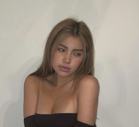 Asian W Blonde Hair, Hair Inspo Tan Skin, Hair Dye Inspo Asian, Hair Styles For Tan Skin, Tan Hair Color Ideas, Tan Skin Colored Hair, Hannah Kae Blonde, Light Brown Hair On Tanned Skin, Tan Hair Color Skin