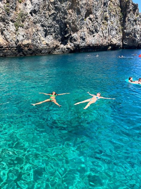 Swimming In Greece, Summer In Greece Aesthetic With Friends, Mamma Mia Greece Trip, Greece Trip With Friends, Summer Girls Trip Aesthetic, Girls Europe Trip, Italy Girls Trip Aesthetic, Greece Girls Trip Aesthetic, Greece Trip Aesthetic