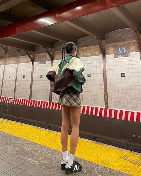 SHAY 🧿 on Instagram: "another day another subway slay 🚇 🧚‍♂️ 🚨 🤠" Adidas Samba Black Outfit, Adidas Samba Black, Adidas Superstar Black, Adidas Superstar Outfit, Converse Fits, Superstar Outfit, Spring Girl, Culture Clothing, Tie Dye Fashion