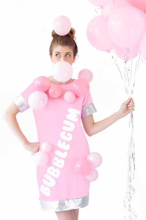 DIY Bubblegum Costume | studiodiy.com Last Minute Diy Costumes, Food Halloween Costumes, Diy Fantasia, Diy Couples Costumes, Food Halloween, Themed Halloween Costumes, Candy Costumes, Food Costumes, Hallowen Costume