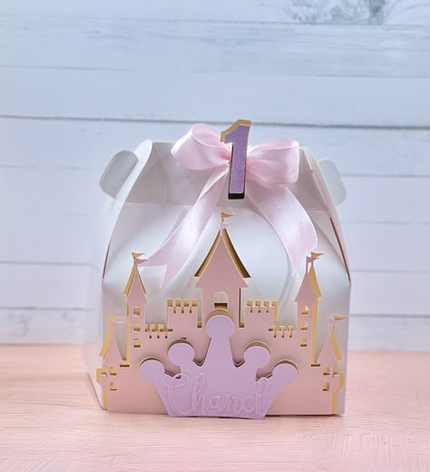 Disney Castle Party Decorations, Castle Party Favors, Princess Party Gift Bag Ideas, Princess Candy Bags, Princess Theme Party Favors, Gable Boxes Ideas, Princess Party Favor Ideas, Cricut Party Favors, Party Favor Boxes Ideas