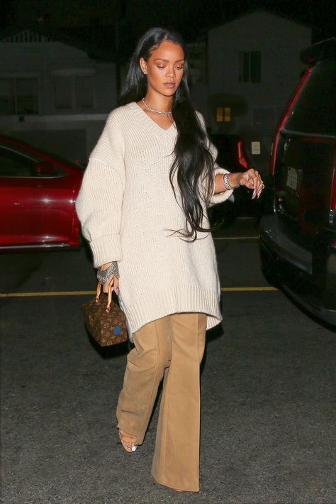 Cozy White Sweater, Brown Pants Outfit, Rihanna Street Style, Looks Rihanna, Style Inspiration Edgy, Rihanna Outfits, Rihanna Looks, Oversize Pullover, Rihanna Style