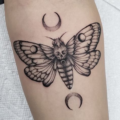 101 Latest Moth Tattoo Designs For 2024! 13 Outsons Moth Tattoo Meaning, Tatuaje Cover Up, Moth Tattoo Design, Bicep Tattoo, Omerta Tattoo, Moth Tattoo, Famous Tattoos, Tattoo Henna, Tattoo Ideas For Men