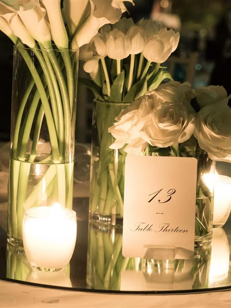 Tulip Centerpieces Wedding, Calla Lillies Wedding, Chic White Wedding, White Rose Centerpieces, Calla Lily Centerpieces, Lily Centerpieces, Wedding Table Centrepiece, Tulip Centerpiece, Lilies White