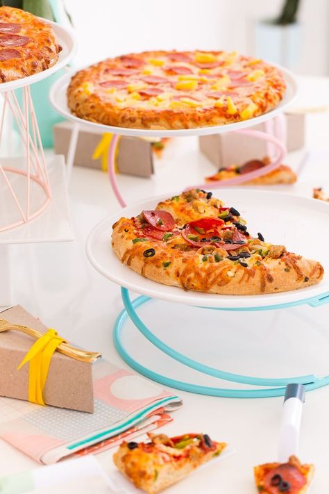 Because you always need to have 3 clever ways to serve pizza on hand! - sugar and cloth Summer Pizza Party, Pizza Display, Summer Pizza, Diy Serving Tray, Timetable Ideas, Study Timetable, Italian Party, Diy Pizza, Artisan Pizza