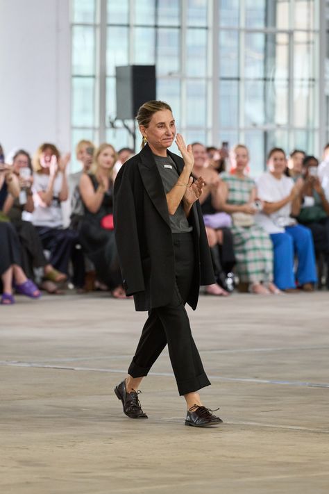 Tibi - Spring 2024 Ready-to-Wear https://www.vogue.com/fashion-shows/spring-2024-ready-to-wear/tibi/slideshow/collection#46 Outfits For 2023, Portugal Wedding, Style Essentials, Soft Gamine, A Work In Progress, Wedding 2024, Black Trousers, Office Lady, Vogue Runway