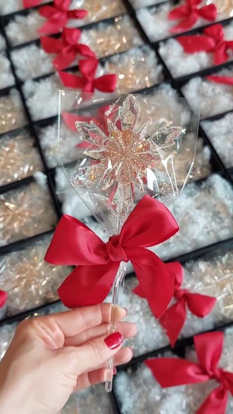 Christmas Lollipops Treats, Lollipop Gift Ideas, Liquor Lollipops, Isomalt Lollipops, Christmas Lollipop Decorations, Lollipop Aesthetic, Make Lollipops, Christmas Business Ideas, Lollipop Ideas