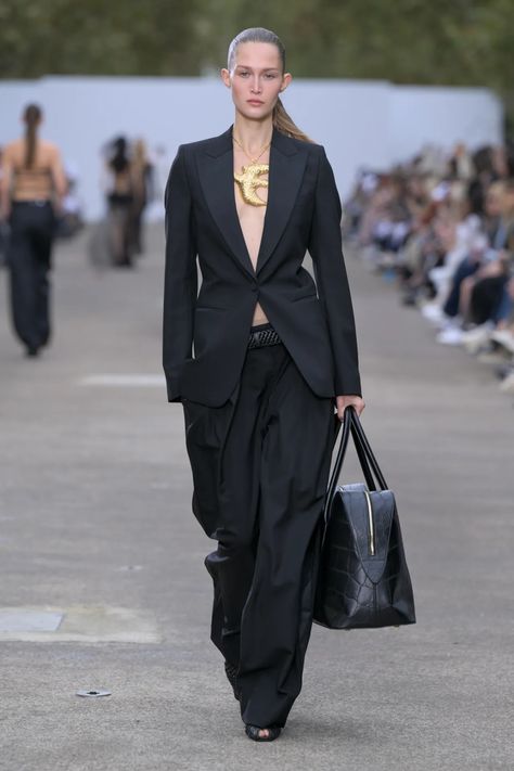 Stella McCartney Spring 2025 Ready-to-Wear Collection [PHOTOS] Stella Mccartney Style, Bohemian Style Men, Runway Moments, Style Analysis, Fashion Week 2024, Androgynous Style, Physical Beauty, Spring 2025, Women In Black