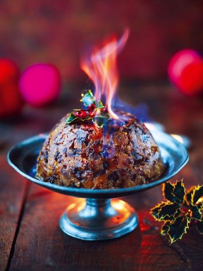 lighter christmas pud Christmas Pudding Desserts, Christmas Sundaes, Traditional Christmas Pudding Recipe, Jamie Oliver Christmas, Steamed Puddings, Xmas Pudding, Christmas Pudding Recipes, Christmas Puddings, Cake Light