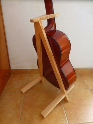 Diy Wood Guitar Stand, Homemade Guitar Stand, Diy Music Stand, Pallet Guitar Stand, Guitar Stand Ideas, Guitar Stand Plans, Diy Guitar Stand, Cello Stand, Wood Guitar Stand