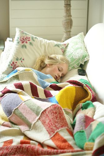 cute blanket... seems like a good use for my oodles of scrap fabric. Sweater Quilt, Recycled Sweaters, Old Sweater, Blanket Sweater, A Blanket, Quilt Blanket, Quilt Sewing, Sewing Inspiration, Crafty Ideas