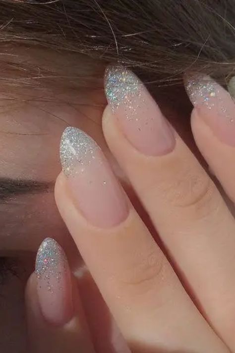 The glitter ombre nail trend will continue to be popular. Ombre nails are one of the best DIY designs that are simple… Autumn Nails Orange, Nails Inspiration Glitter, Bold Nail Colors, Snowflake Ideas, Glitter Nail Paint, Ombre Nail Ideas, Glitter Gradient Nails, Gradation Nails, Hoco Nails