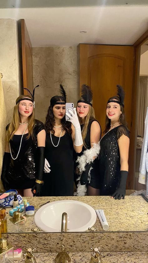 1920s Halloween Party, Fantasia Halloween Grupo, Diy 20s Costume, The Great Gatsby Outfit, The Great Gatsby Outfit Ideas, Great Gatsby Halloween Costume, 1920 Halloween Costumes, Great Gatsby Party Outfit Women, Gatsby Party Outfit Women