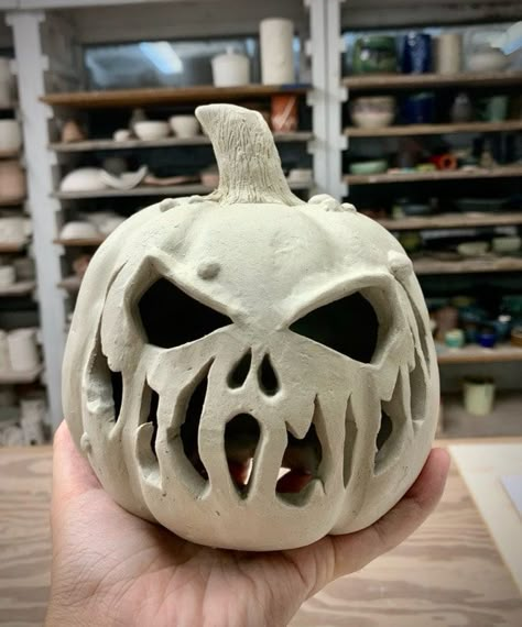 Fall Pinch Pot Ideas, Double Pinch Pot Ideas Ceramics Halloween, Halloween Clay Sculpture Ideas, Haloween Decoracion Clay, Pinch Pot Ideas Halloween, Clay Art Projects Christmas, Hollow Clay Sculpture, Pumpkin Sculpture Clay, Halloween Pinch Pots