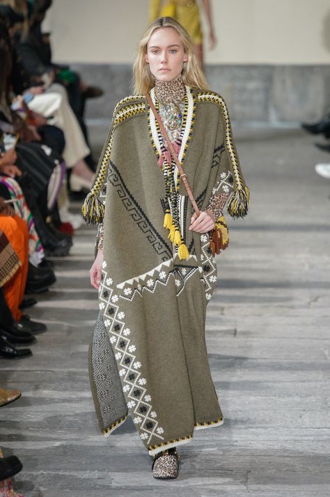 Etro Fall 2022 Ready-to-Wear Fashion Show Collection: See the complete Etro Fall 2022 Ready-to-Wear collection. Look 28 Goddess Outfit, Pre Fall Fashion, Holiday Clothes, Fall 2022, 가을 패션, Fashion Show Collection, Marchesa, Knit Fashion, Elie Saab