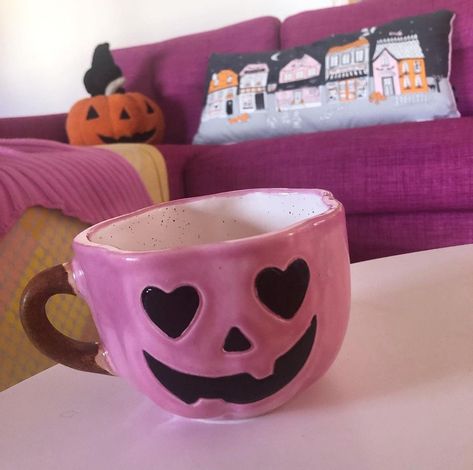 Cute Mug Ideas, Halloween Ceramics Ideas, Halloween Ceramics, Pink Mugs, Autumn Handmade, Pink Mug, Pumpkin Mug, Ceramic Pumpkin, Halloween Mugs