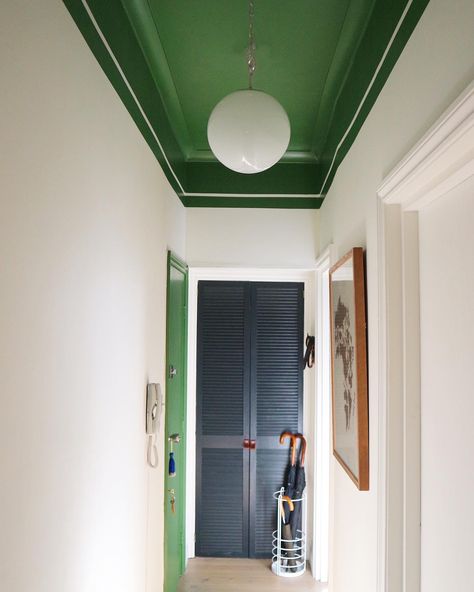 A painted ceiling in dark green, contrasted with fresh white walls. The coloured ceiling visually reduces the height of the space to give a narrow, tall hallway better proportions. Narrow hallway design inspiration. Dark ceiling light walls. #whitehallway #paintedceiling #darkceiling #colouredceiling #greenceiling #greenhallway #hallwaydesign #hallwaydecor #ceilingdesign #darkceilinglightwalls Easy Paint Designs, Hallway Ceiling, Hallway Makeover, Mad About The House, Narrow Hallway, Hallway Decor, Painted Ceiling, Slow Burn, Entrance Hall