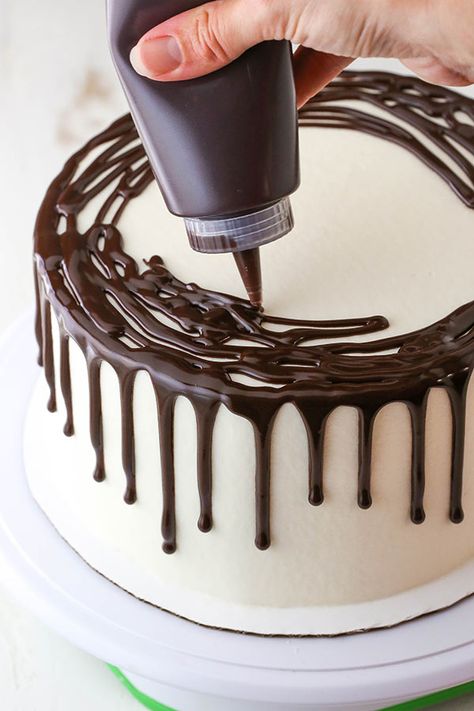 How to Make a Chocolate Drip Cake - Life Love and Sugar Simple Ways To Decorate A Cake, Chocolate Drip On Cake, Chocolate Drip Recipe, Drip Cake Designs, Red Wine Chocolate Cake, Drip Cake Recipes, Frosted Cake, Cold Cake, Chocolate Cake Designs