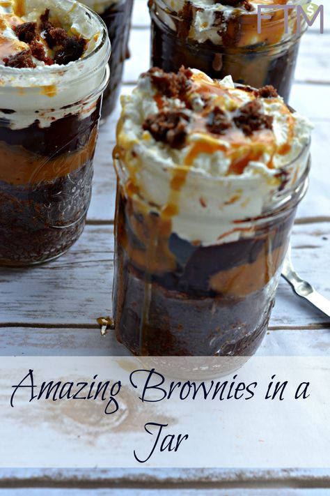 Amazing Brownies in a Jar Jar Dessert Recipes, Amazing Brownies, Mason Jar Desserts Recipes, Mason Jar Pies, Mason Jar Cakes, Brownies In A Jar, Jar Desserts, Dessert Mini, Mason Jar Desserts