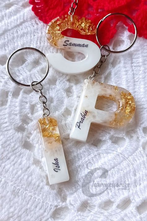 Resin Letter Keychain With Name, Letter Keychain Resin, Resin Letter Keychain Ideas, Resin Keychain Ideas Alphabet, Resin Name Keychain, Diy Keyrings, Keychain With Name, Resin Letter Keychain, Diy Resin Keychain