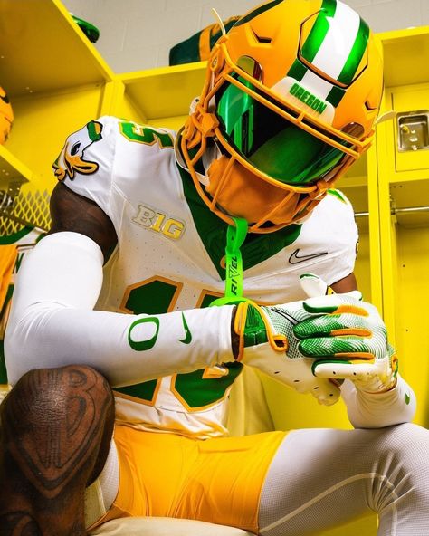 Oregon Football, Football Aesthetic, Ducks Football, Nfl Football Pictures, Digital Media Design, Sport Life, Football Pics, Nfl Photos, Big O