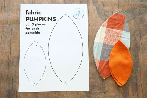 Fabric pumpkin pattern and pieces cut out Easy Fabric Pumpkins, Diy Fabric Pumpkins, Diy Projects For Fall, Pumpkin Patterns Free, Fall Sewing Projects, Fall Pumpkin Crafts, Fall Decor Diy Crafts, Halloween Sewing, Fall Sewing