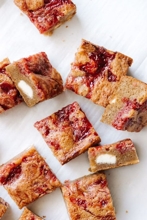 White Chocolate Blondies Recipe, Chocolate Blondies Recipe, Strawberry White Chocolate, Chocolate Blondies, White Chocolate Blondies, Brownie Bars, Homemade Strawberry Jam, Blondies Bars, Fruit Tarts