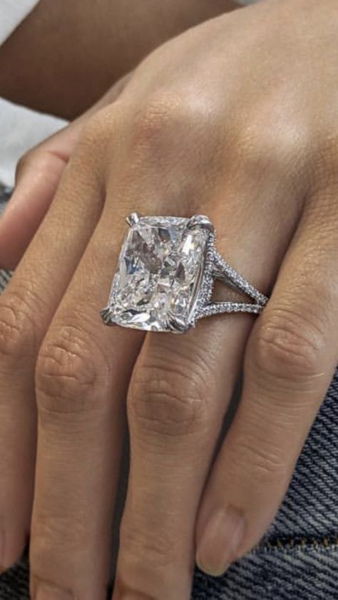 Huge Rings Engagement, Blue Shappire Engagement Rings, Biggest Diamond Ring In The World, Big Diamond Wedding Rings For Women, Giant Diamond Ring Engagement, 10 Carat Ring, 10ct Diamond Ring, Massive Diamond Ring, Huge Engagement Ring