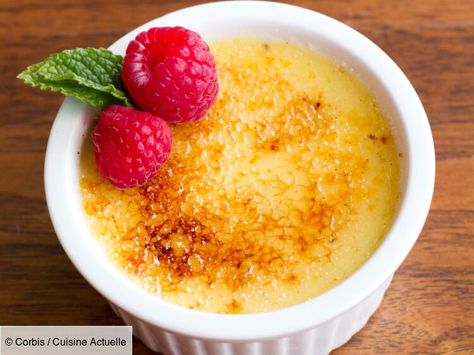 Recette Oeufs au lait express. Ingrédients (4 personnes) : 75 cl de lait, 5 œufs, 150 g de sucre... - Découvrez toutes nos idées de repas et recettes sur Cuisine Actuelle Dessert Micro Onde, Creme Brulee Recept, Dessert Express, Cream Brulee, Dessert Thermomix, Creme Brulee Recipe, Desserts With Biscuits, Creme Brûlée, Vanilla Milk